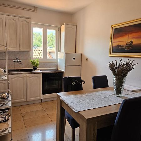 Apartment With Swimming Pool Jelsa  Kültér fotó