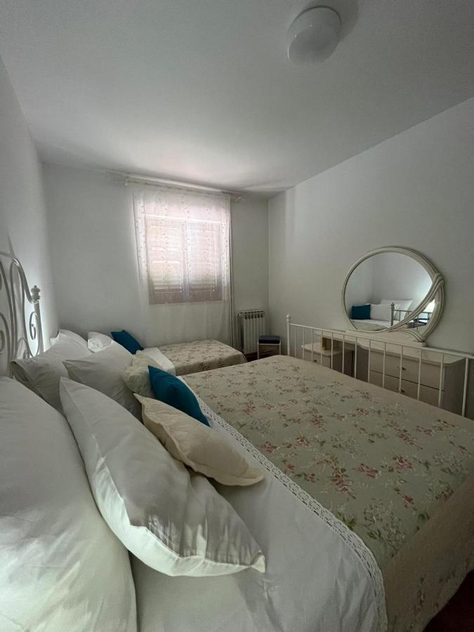 Apartment With Swimming Pool Jelsa  Kültér fotó