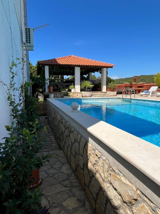 Apartment With Swimming Pool Jelsa  Kültér fotó