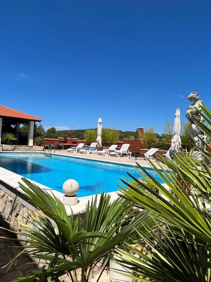 Apartment With Swimming Pool Jelsa  Kültér fotó