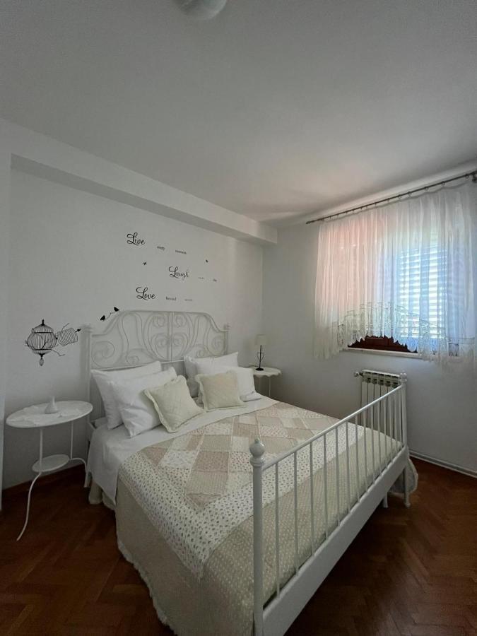 Apartment With Swimming Pool Jelsa  Kültér fotó