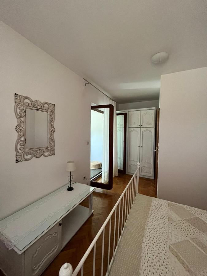Apartment With Swimming Pool Jelsa  Kültér fotó