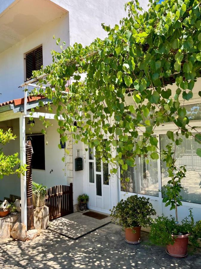 Apartment With Swimming Pool Jelsa  Kültér fotó