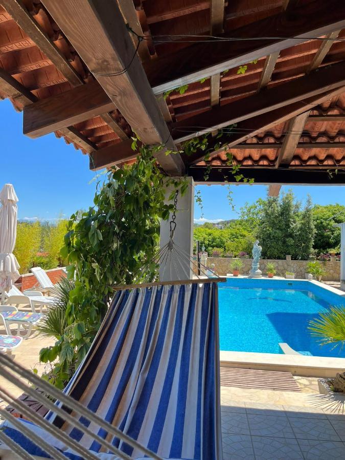 Apartment With Swimming Pool Jelsa  Kültér fotó